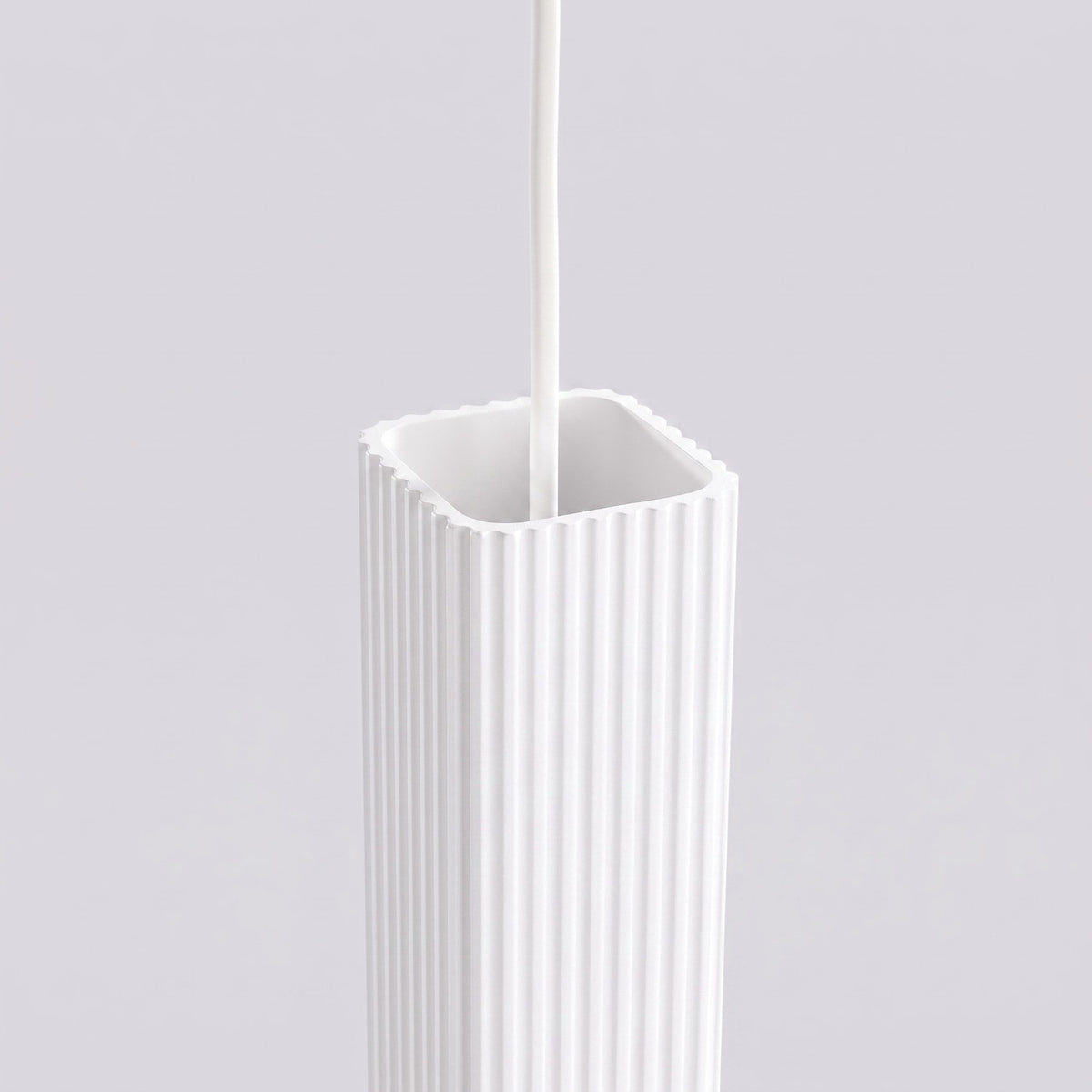 Haut d'un spot de la suspension Rayo 3L laque blanche et son câble