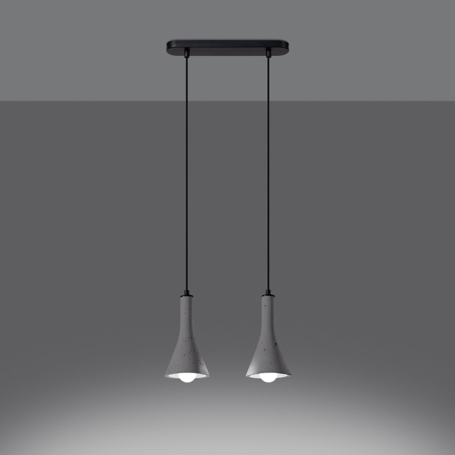 Suspension REA 2 béton gris E14 allumée, ampoule E14 apparente