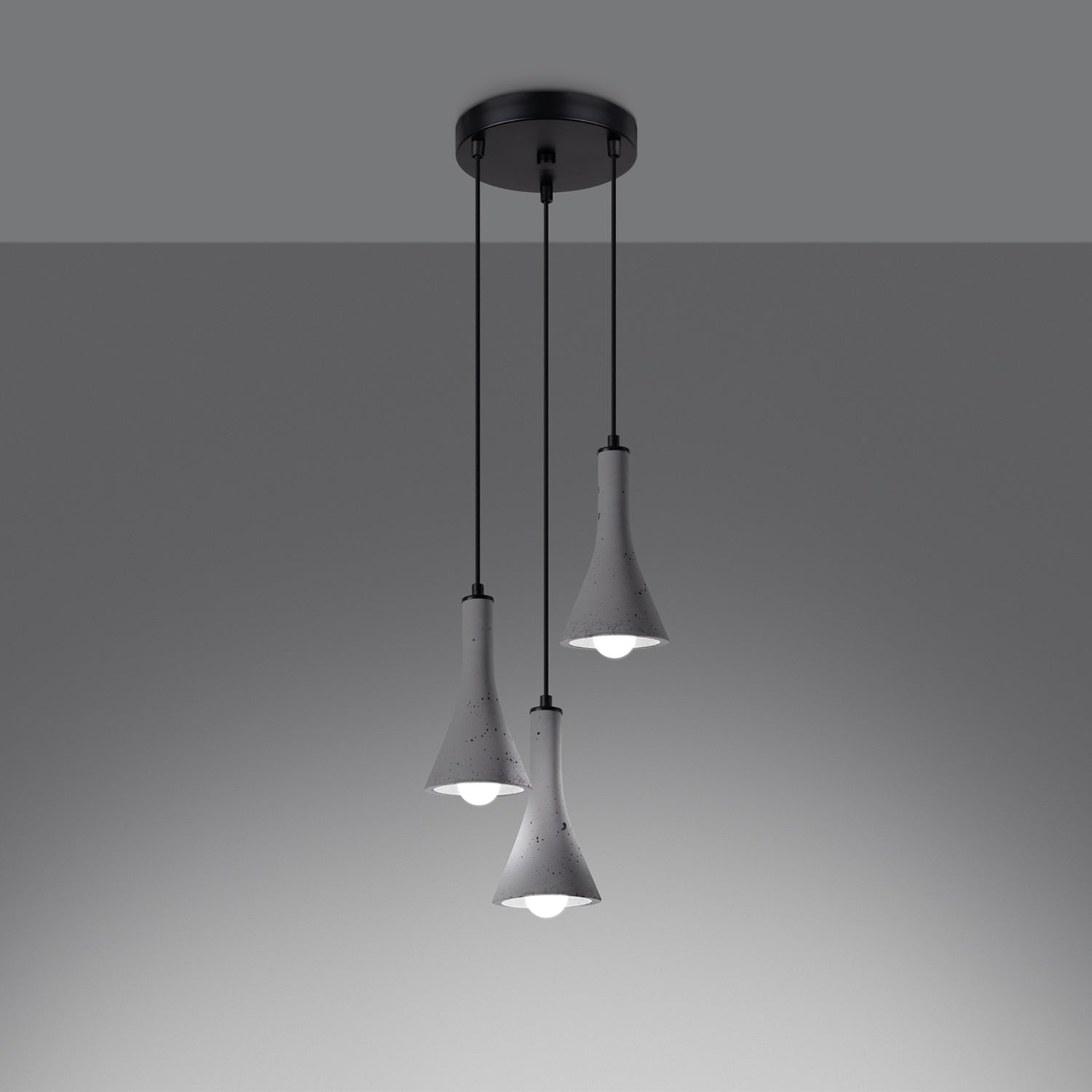 Suspension REA 3 en grappe béton gris E14 allumée, ampoule E14 apparente