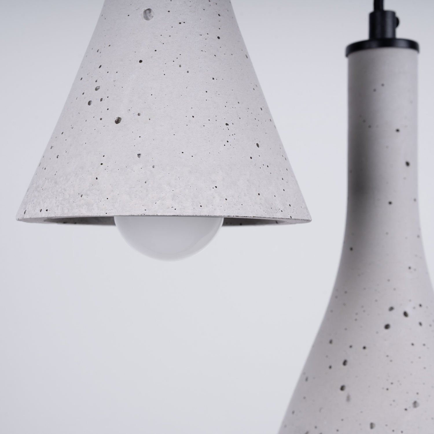 Suspension REA 3 en grappe béton gris E14, détail du béton gris brut