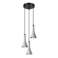 Suspension REA 3 en grappe béton gris E14, trois abat-jours entonnoir en béton gris en cascade sous une rosace noire, ampoules E14 apparentes