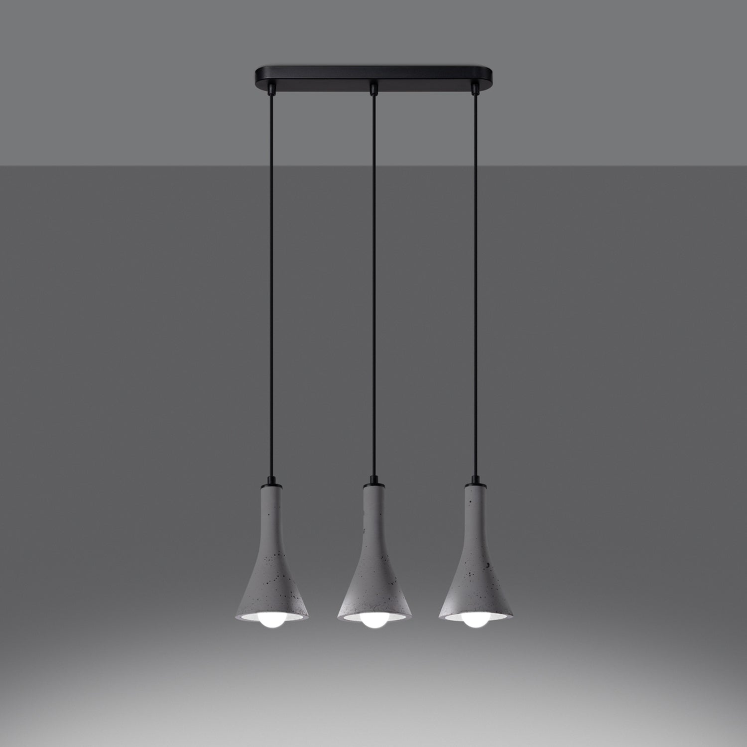 Suspension REA 3 en ligne béton gris E14 allumée, ampoule E14 apparente