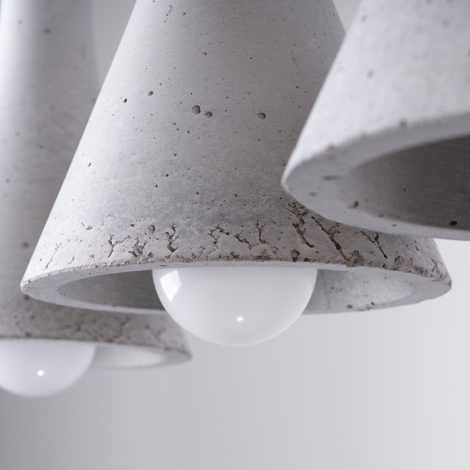 Suspension REA 3 en ligne béton gris E14, détail du béton gris brut