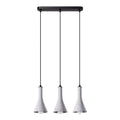 Suspension REA 3 en ligne béton gris E14, trois abat-jours entonnoir en béton gris alignés sous une barre d'acier noir, ampoules E14 apparentes