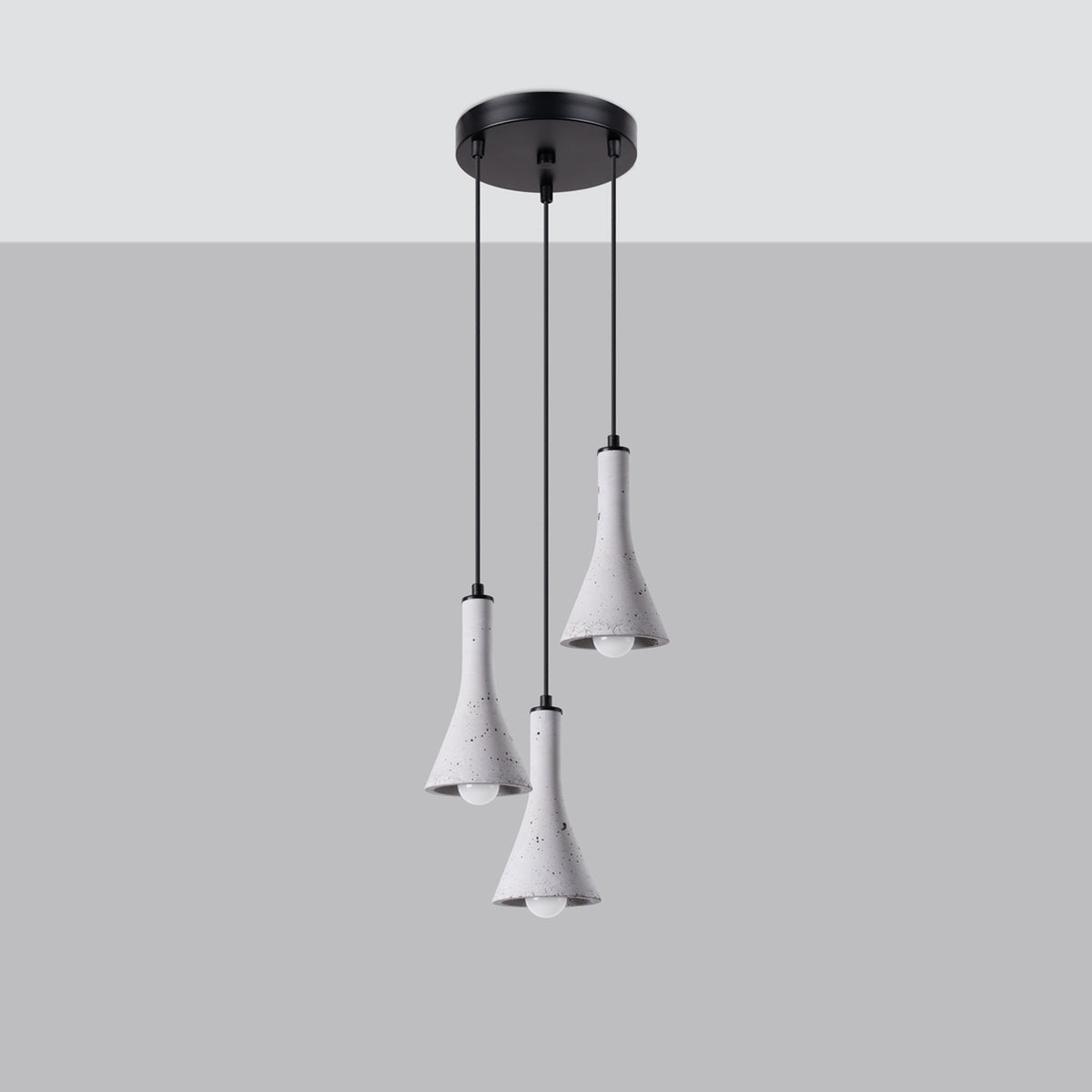 Suspension Rea 3 lumières en grappe en béton gris fixée au plafond par sa rosace noire