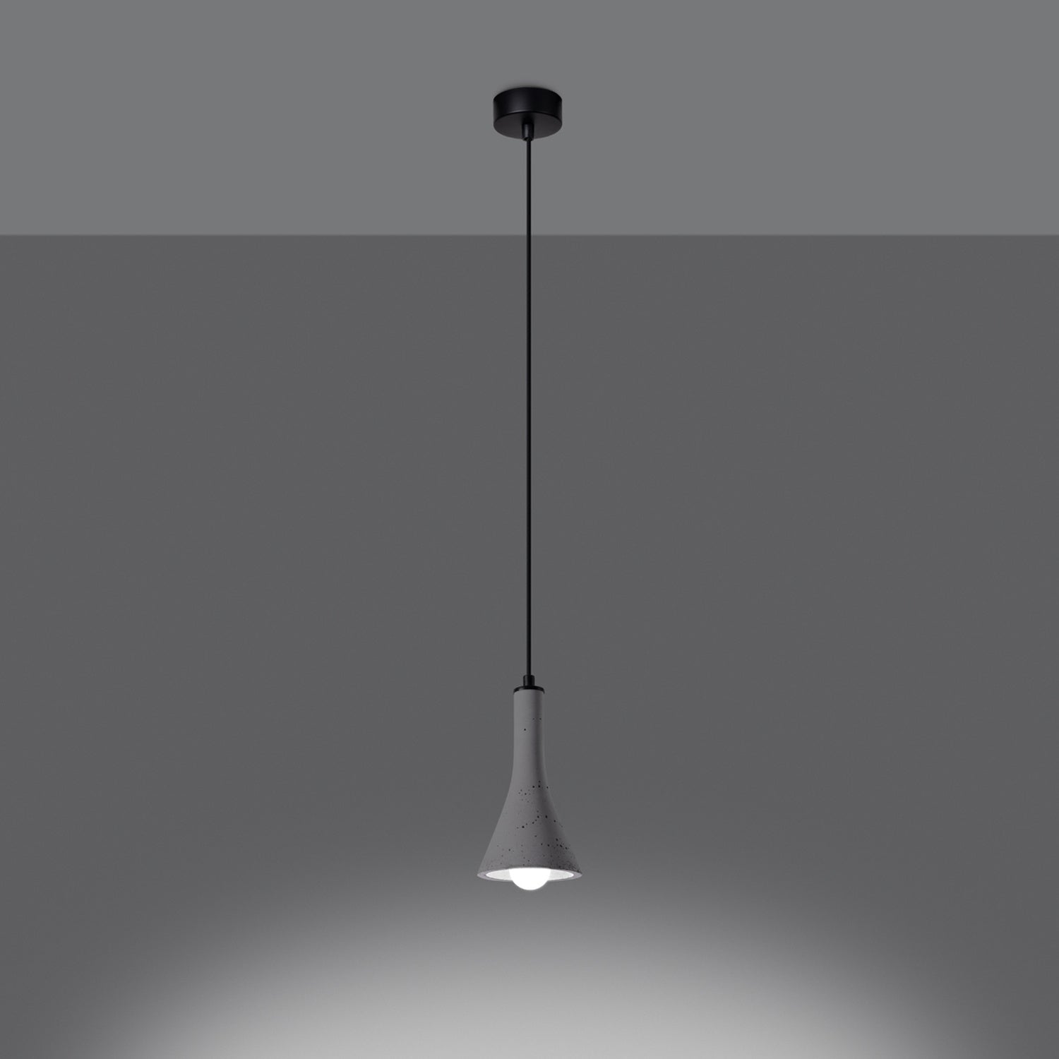 Suspension REA béton gris E14 allumée, ampoule E14 apparente