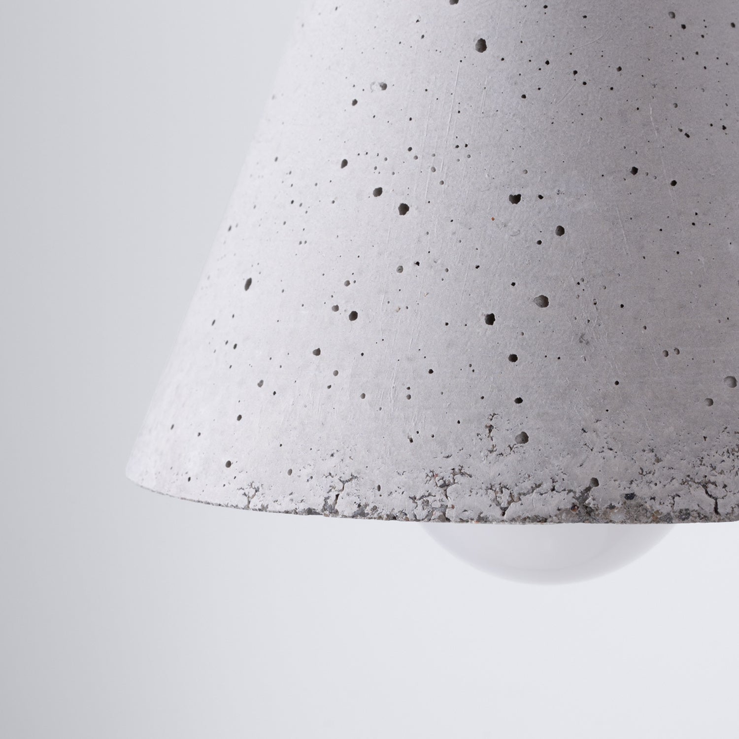 Suspension REA béton gris E14, détail du béton gris brut