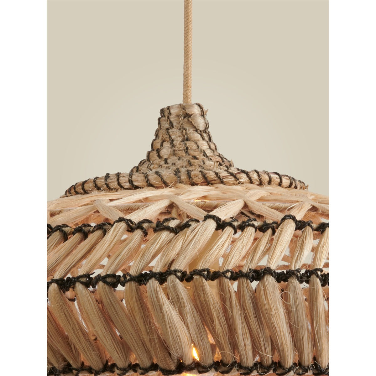Détail du cône tressé au sommet de la suspension Rinjani et de son cordon textile beige