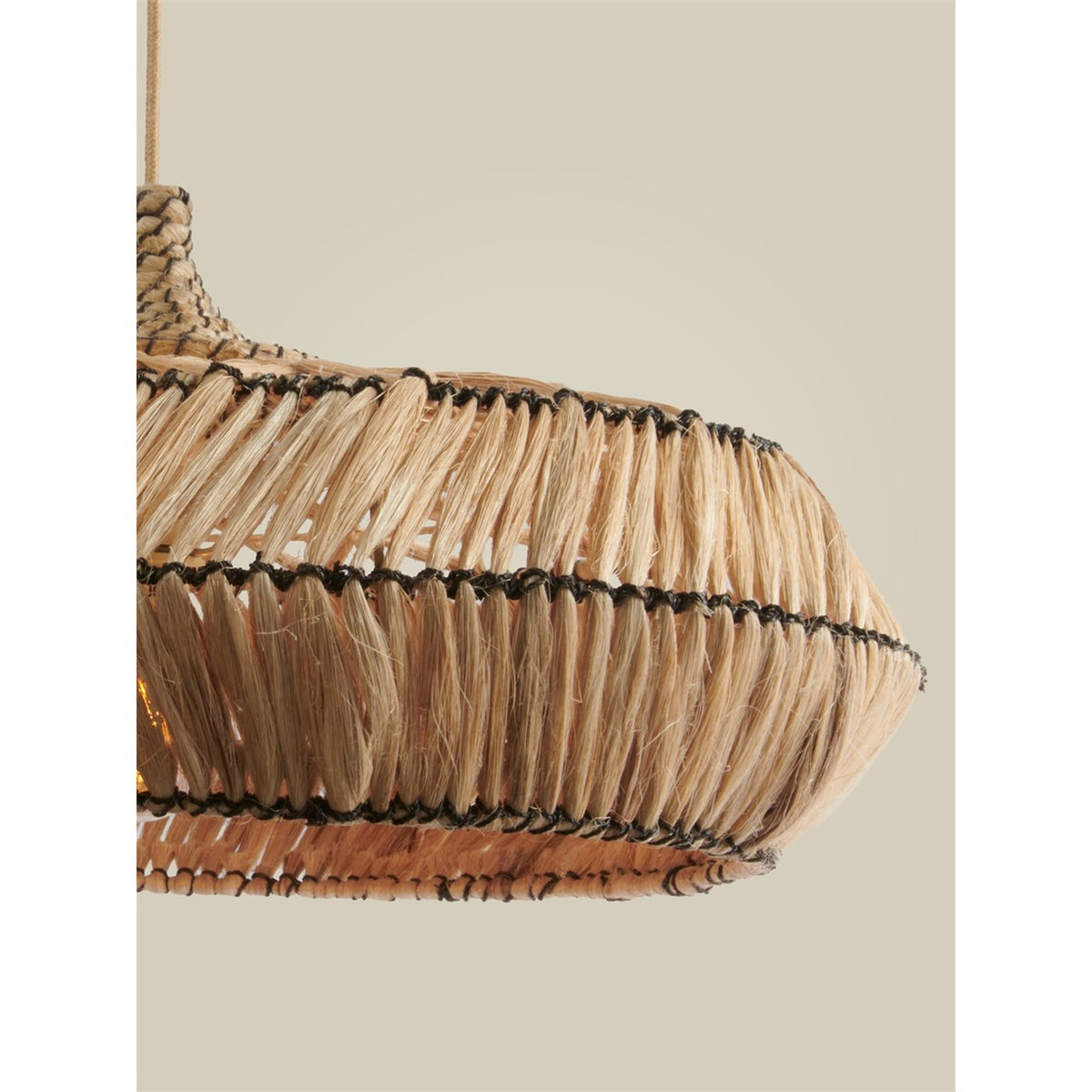 Profil des rangs de fibres d'abaca retenus par une couture noire