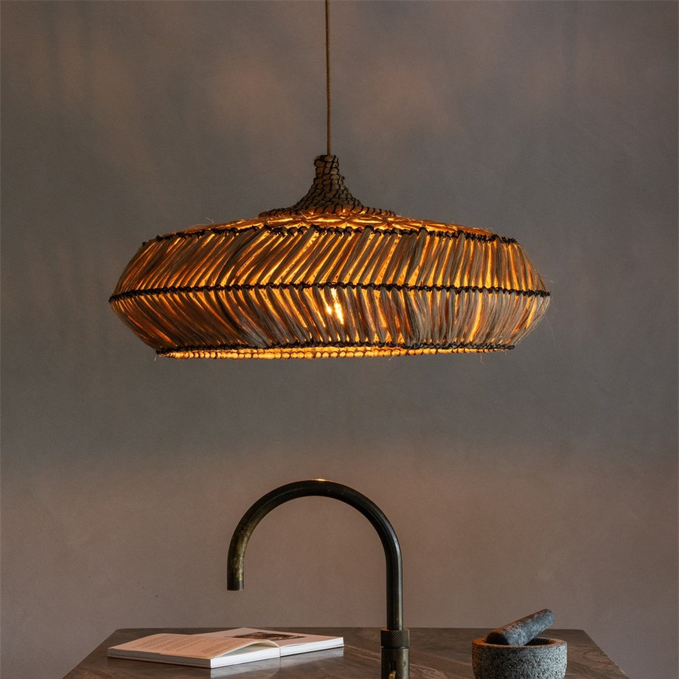 Suspension Rinjani abaca naturel et noir 70 cm E27, vue 2