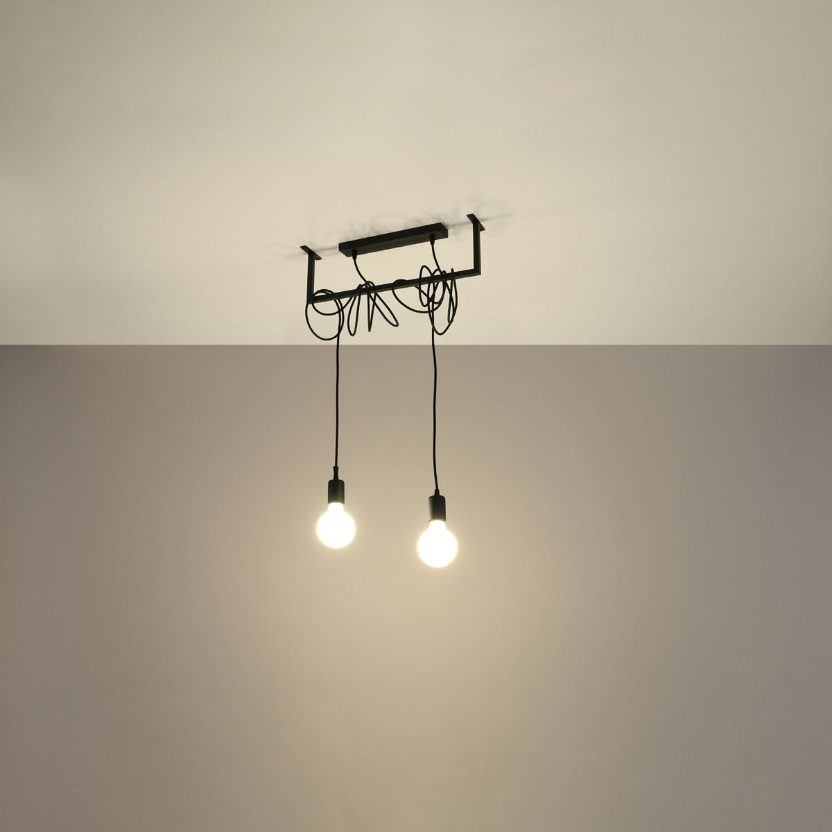 Suspension Salamanca 2 lumières noire allumée avec deux ampoules globe à lumière chaude