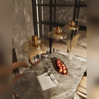 Trois suspensions Signature C en verre ambré craquelé alignées au-dessus d'une table en marbre gris