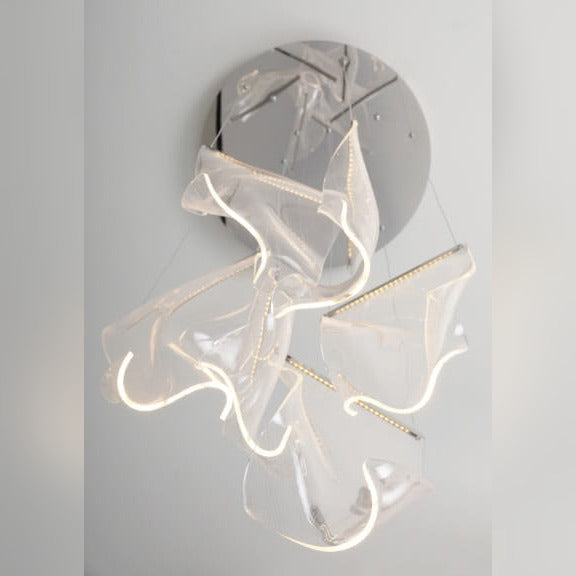 Suspension Silk allumée vue de dessous arêtes lumineuses des panneaux d'acrylique et pavillon chromé