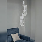 Suspension Silk en cascade de panneaux d'acrylique ondulés au-dessus d'un canapé en velours bleu