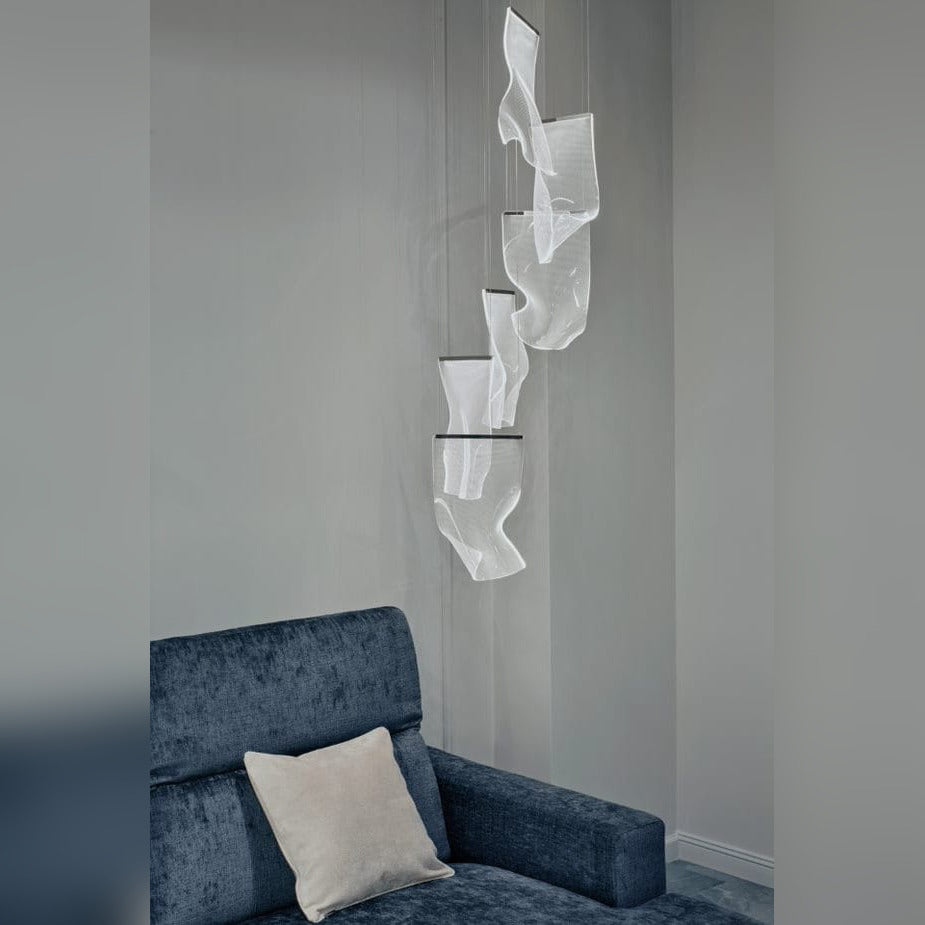 Suspension Silk en cascade de panneaux d'acrylique ondulés au-dessus d'un canapé en velours bleu
