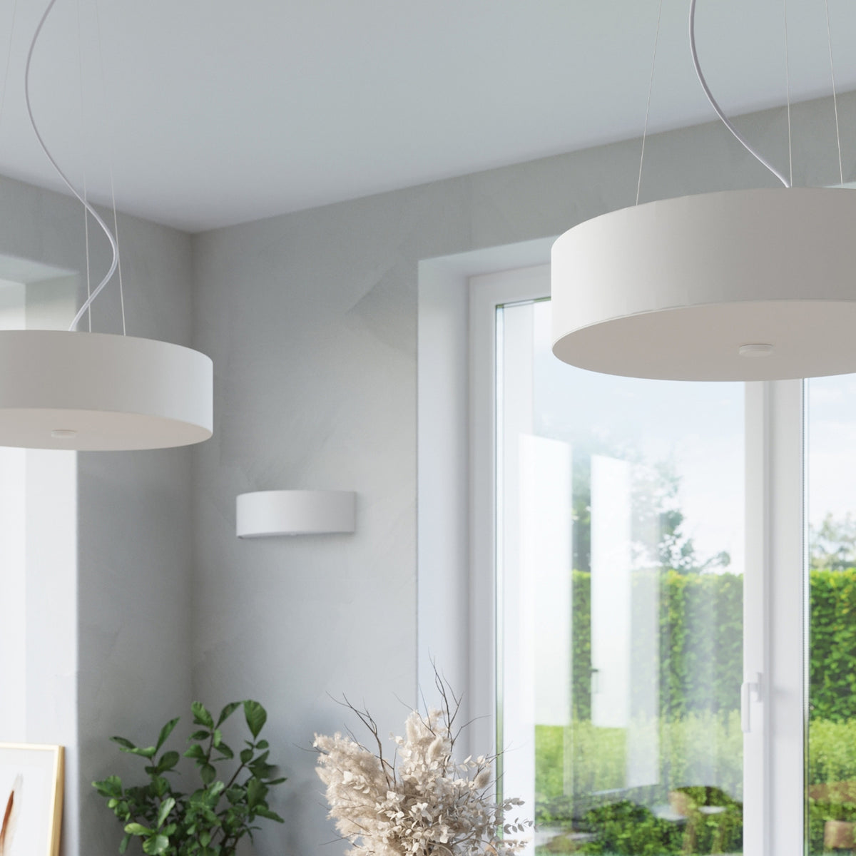 Deux suspensions Skala tissu blanc vues de dessous avec leur diffuseur en verre et une applique murale au fond