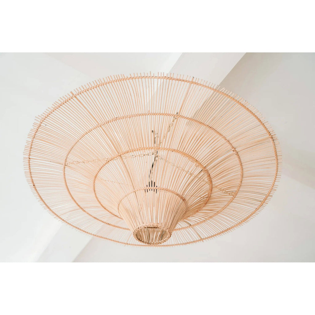Abat-jour de suspension Sky en rotin naturel 110 cm en situation