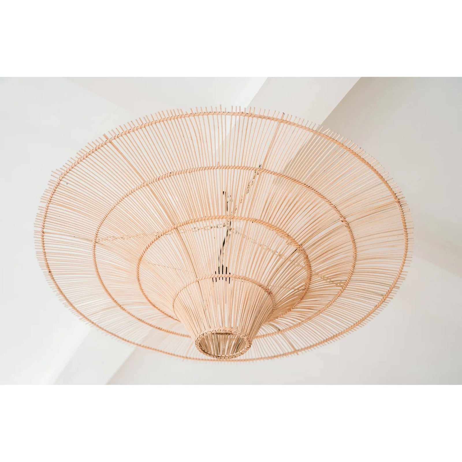 Abat-jour de suspension Sky en rotin naturel 110 cm en situation
