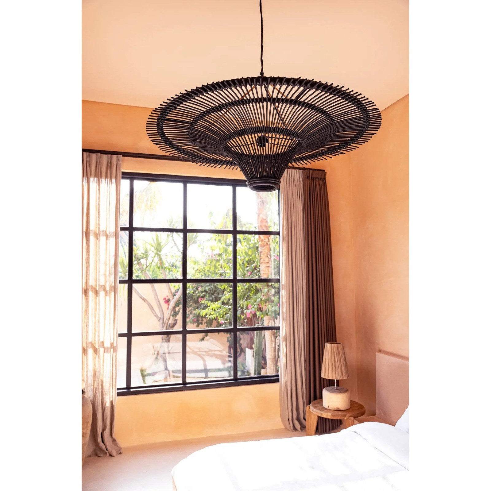 Abat-jour de suspension Sky en rotin noir 150 cm en situation