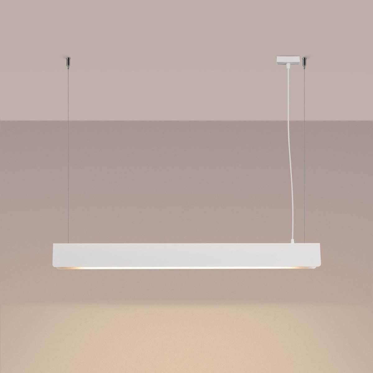 Suspension Spark Métal blanc allumée avec la lumière dirigée vers le bas
