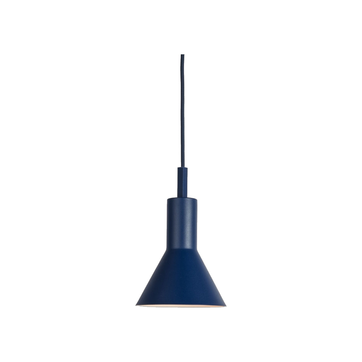 Suspension Stavanger métal bleu nuit abat-jour conique et câble textile assorti sur fond blanc