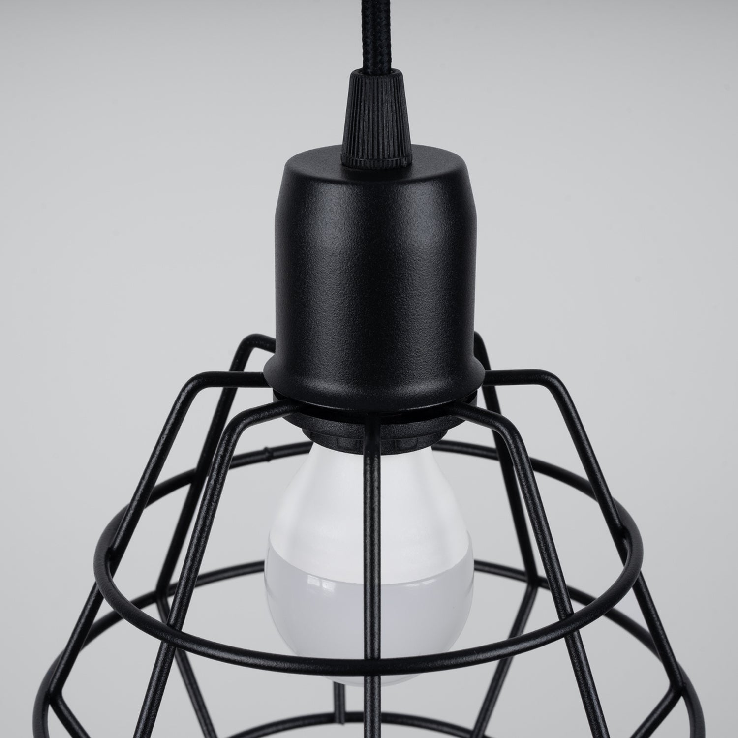 Suspension Suba 3 en grappe métal noir E14, détail de l'abat-jour cage
