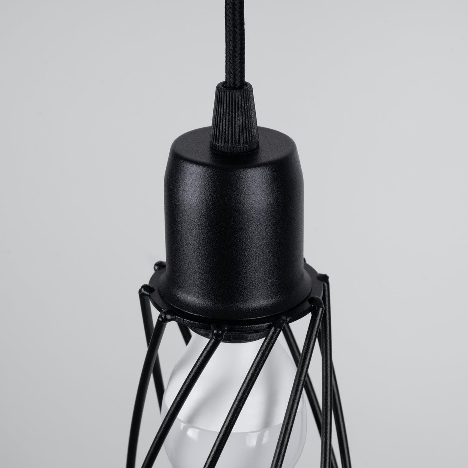 Suspension Suba métal noir E14, détail de l'abat-jour cage