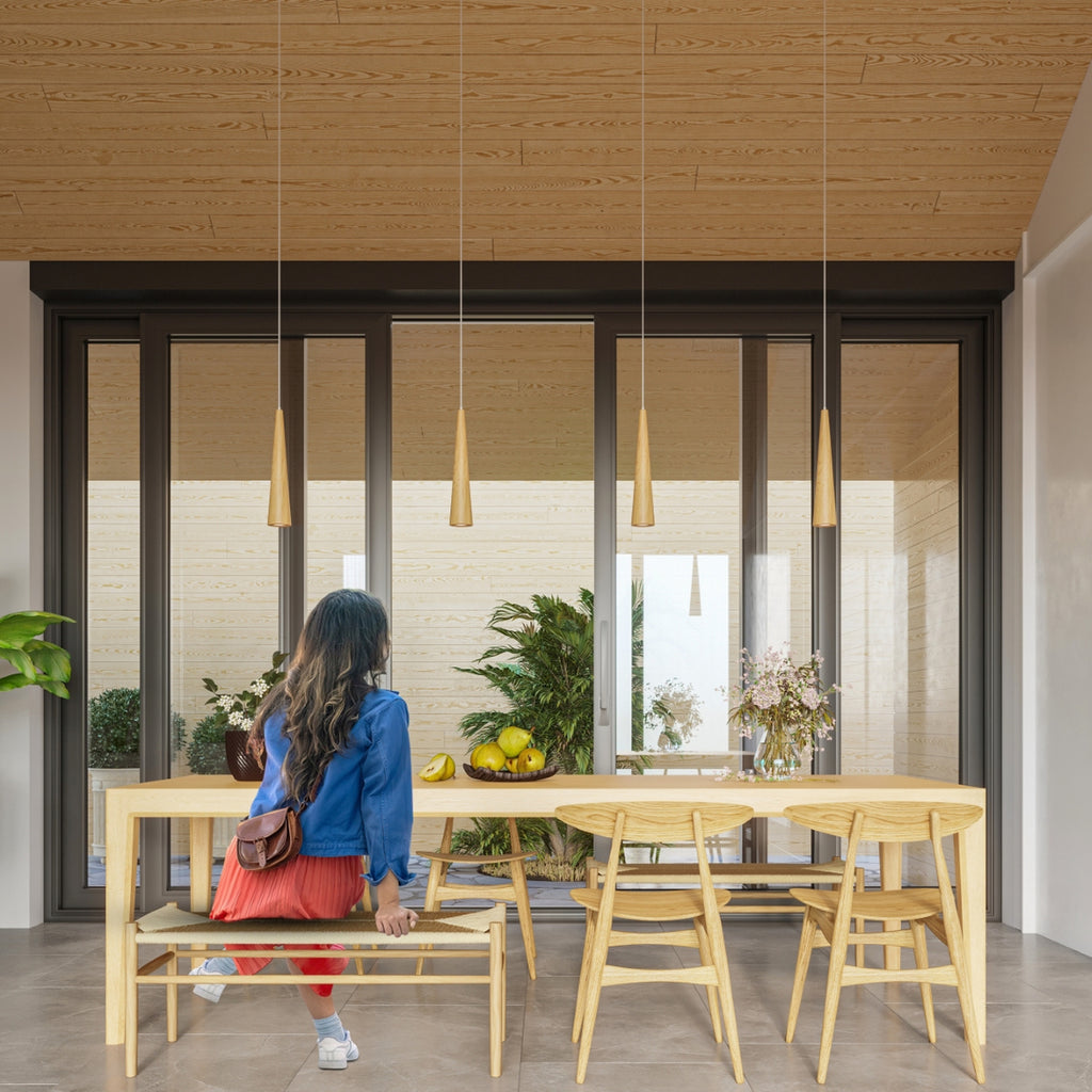 Suspension Sula 3 en grappe bois naturel au-dessus d'une table