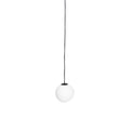 Globe opale de la suspension Magnetic au bout de son câble noir sur fond blanc
