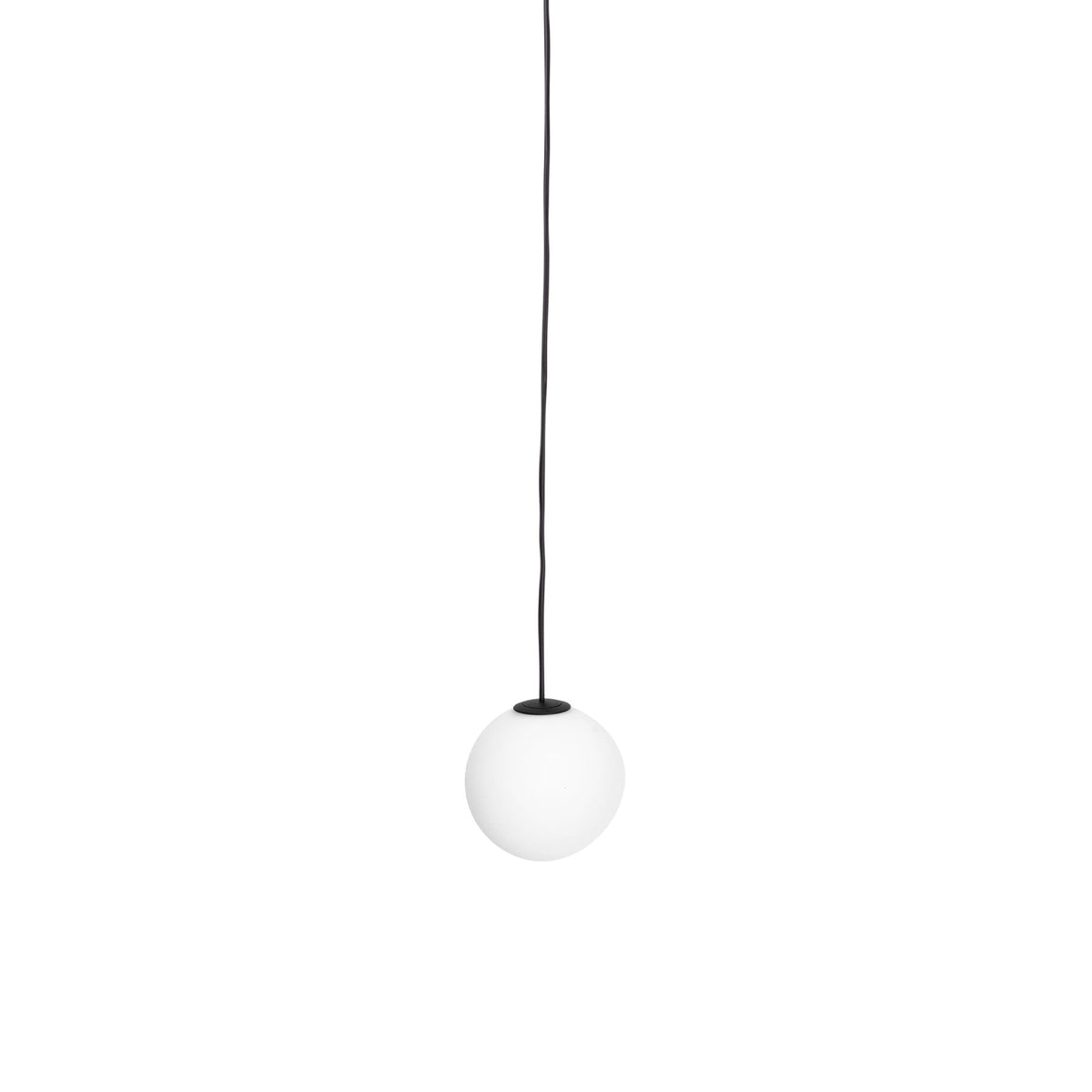 Globe opale de la suspension Magnetic au bout de son câble noir sur fond blanc