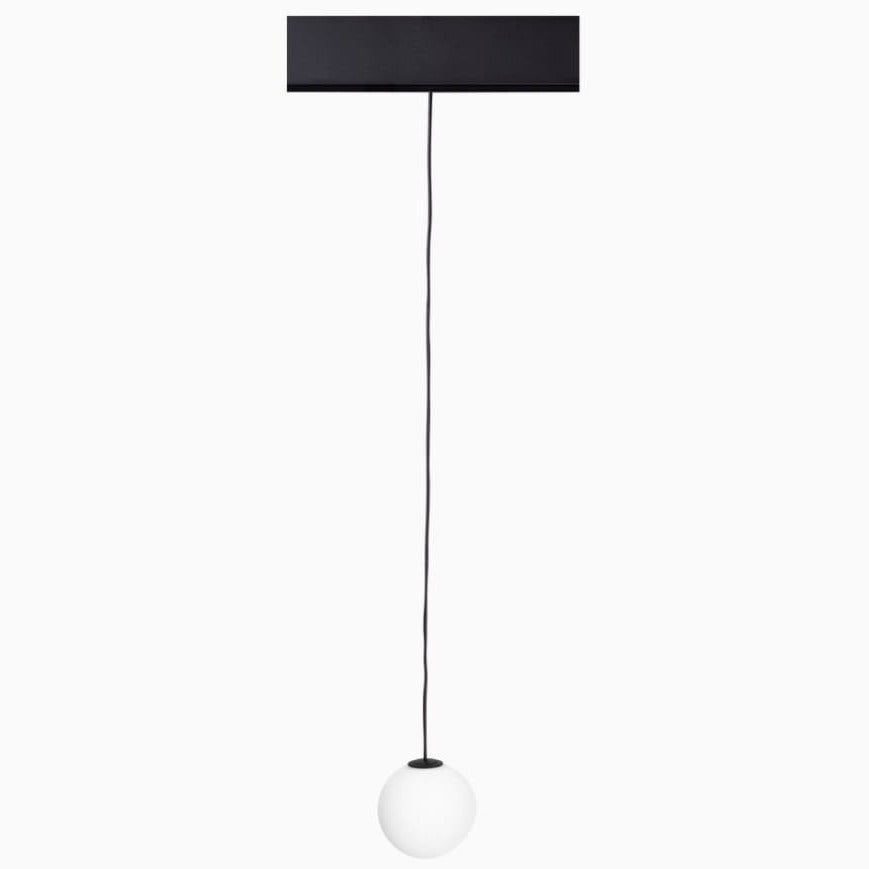 Suspension globe opale accrochée sous un segment de rail aimanté Magnetic noir