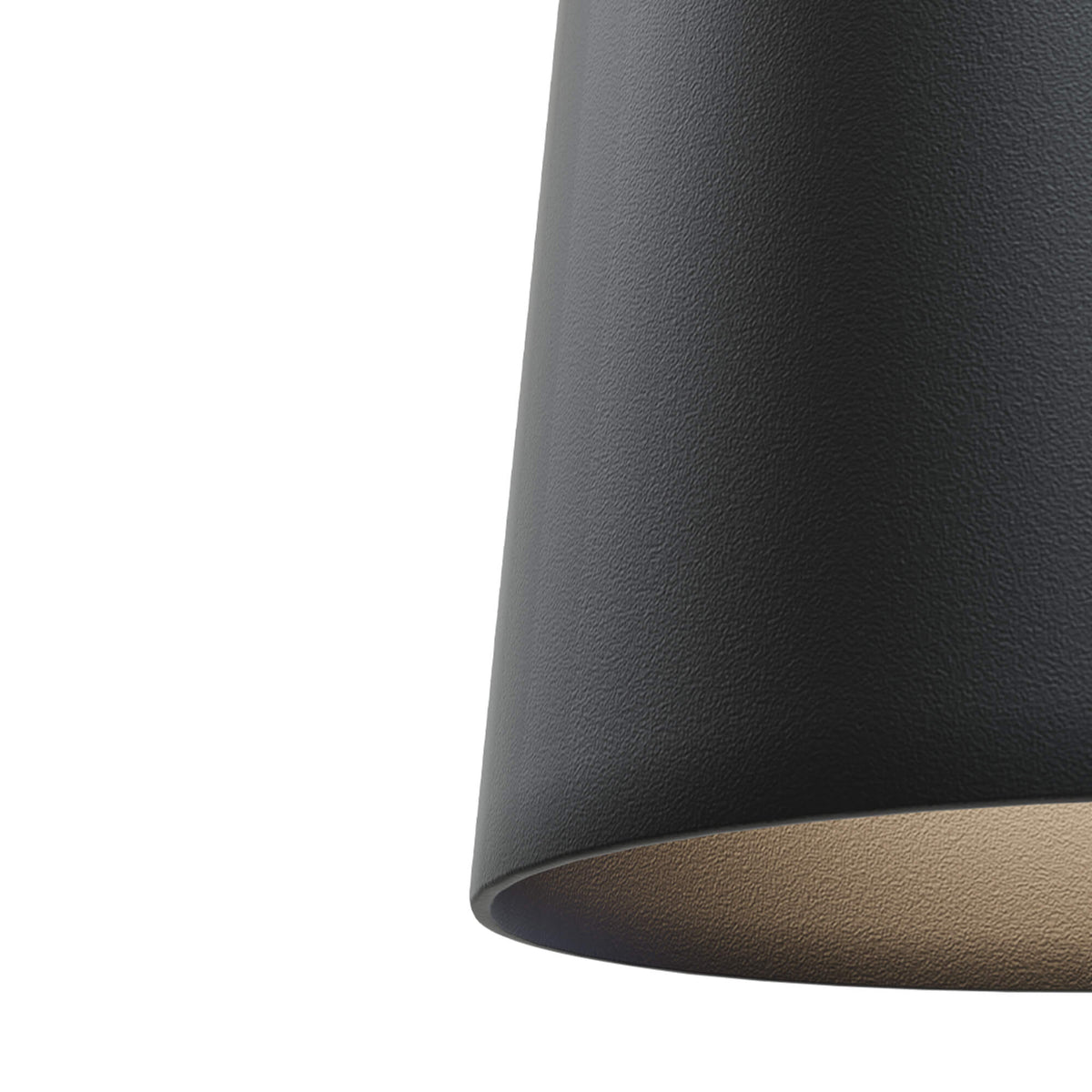 Détail de l'abat-jour conique noir mat de la suspension Tulipe au grain fin et à l'intérieur plus clair