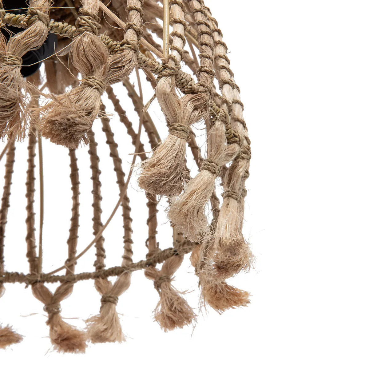 Gros plan des pompons noués et des arceaux habillés de fibre d'abaca