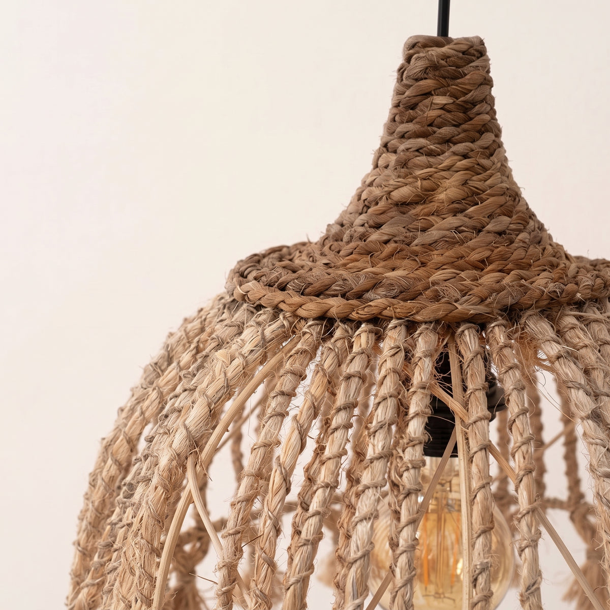 Détail de la tête tressée en abaca de la suspension Tassel et de ses cordons torsadés