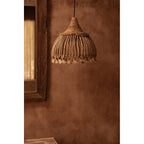 Suspension Tassel en abaca vue de face dans une pièce aux murs bruns près d'un miroir