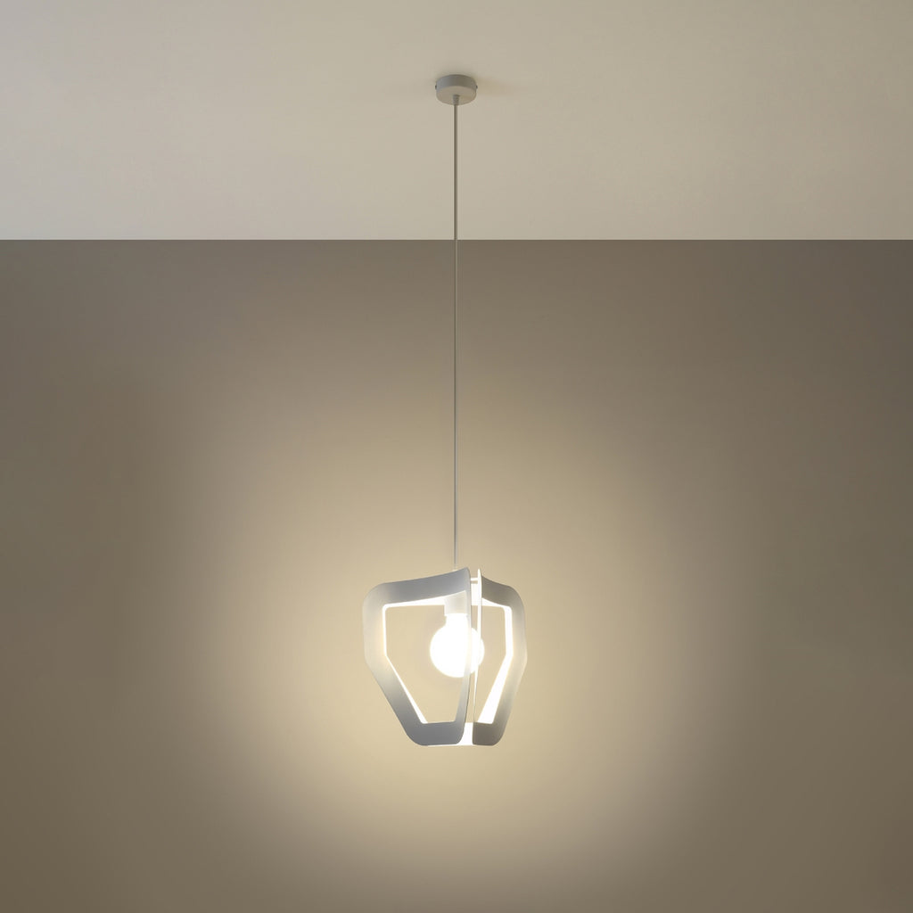 Suspension Tres métal blanc allumée, lumière diffuse entre les arceaux