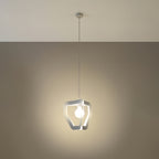 Suspension Tres métal blanc allumée, lumière diffuse entre les arceaux