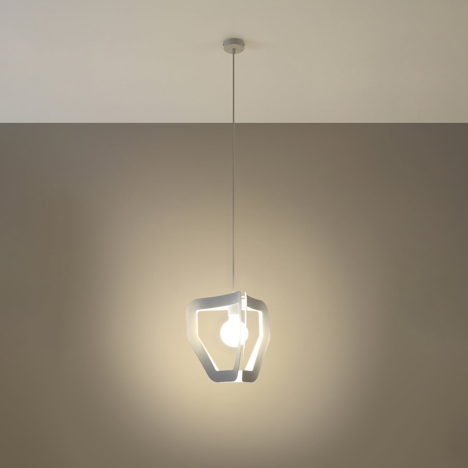 Suspension Tres métal blanc allumée, lumière diffuse entre les arceaux