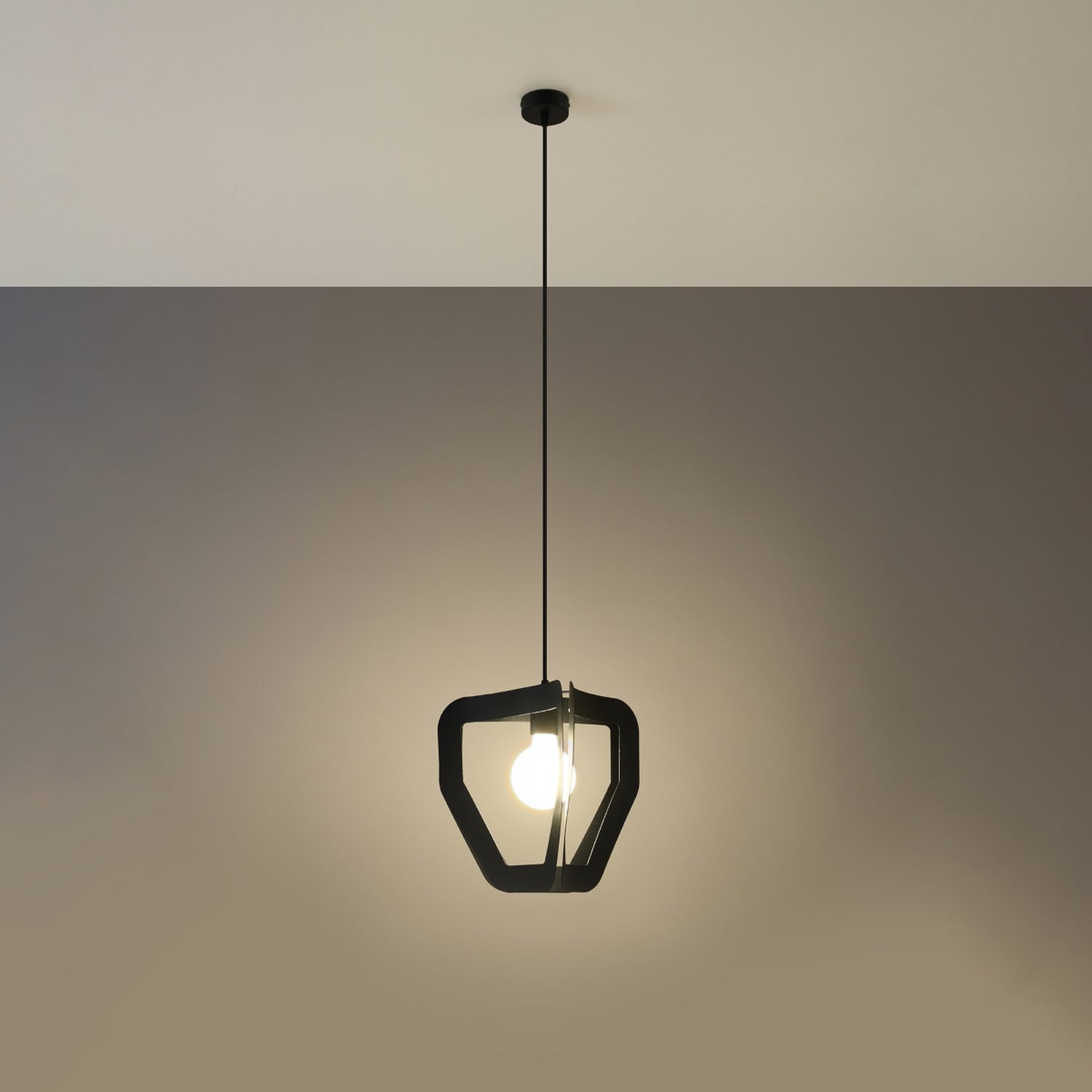 Suspension Tres métal noir allumée, lumière diffuse entre les arceaux