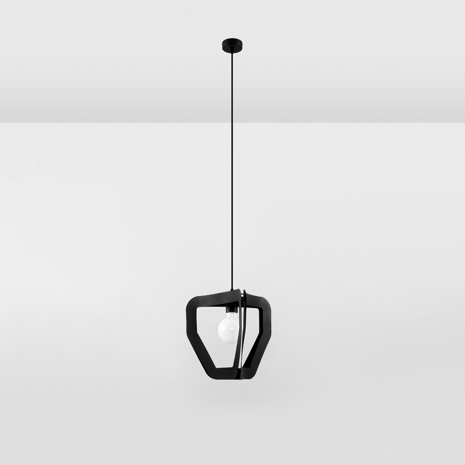 Suspension Tres métal noir, détail des arceaux et de l'ampoule apparente