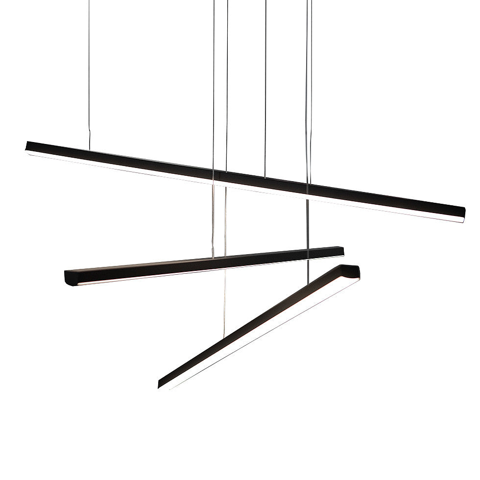 Suspension Trio III Métal noir sur fond blanc trois barres lumineuses à hauteurs et angles décalés