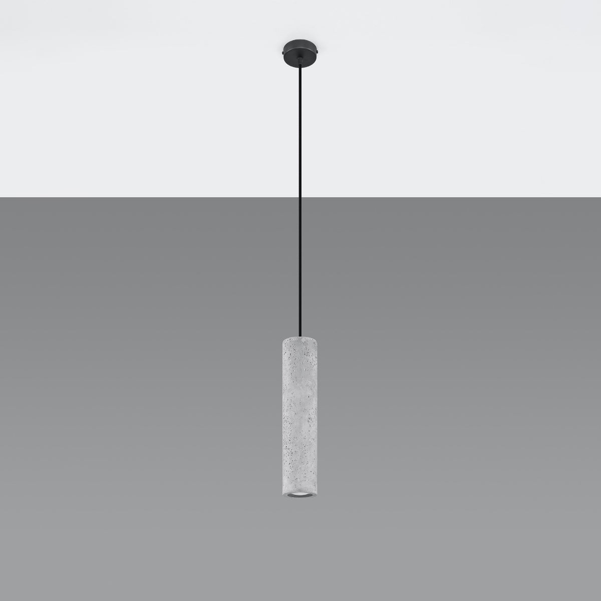 Suspension Luvo béton gris suspendue sous sa rosace ronde noire devant un fond gris