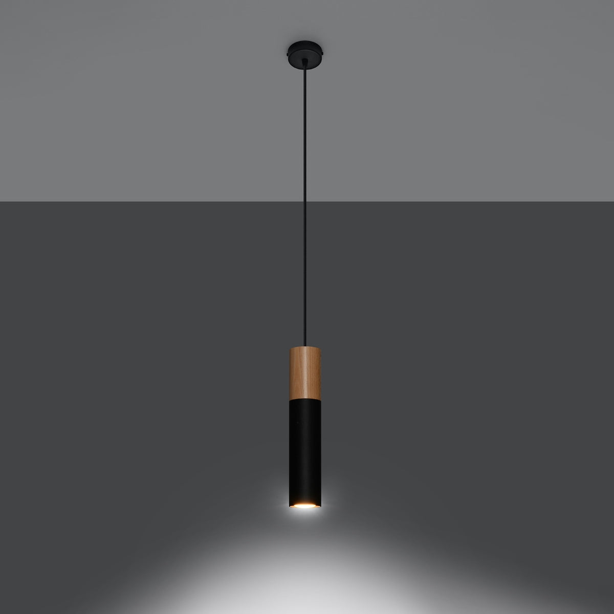 Suspension Pablo allumée avec un faisceau dirigé vers le bas sur un mur gris foncé