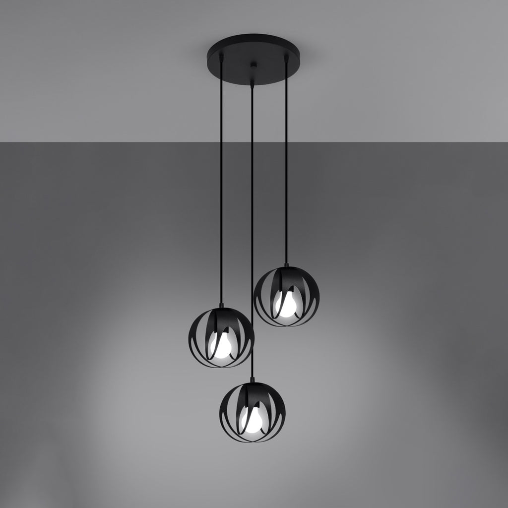Suspension Tulos 3 en grappe noir allumé, lumière filtrée par les rubans ajourés