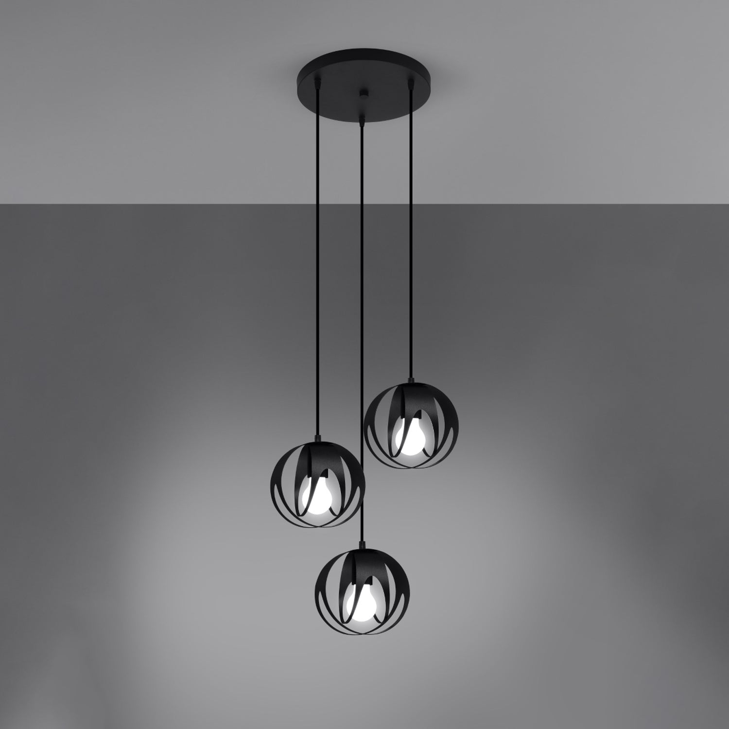 Suspension Tulos 3 en grappe noir allumé, lumière filtrée par les rubans ajourés