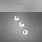 Suspension Tulos 3 en ligne blanc allumé, lumière filtrée par les rubans ajourés