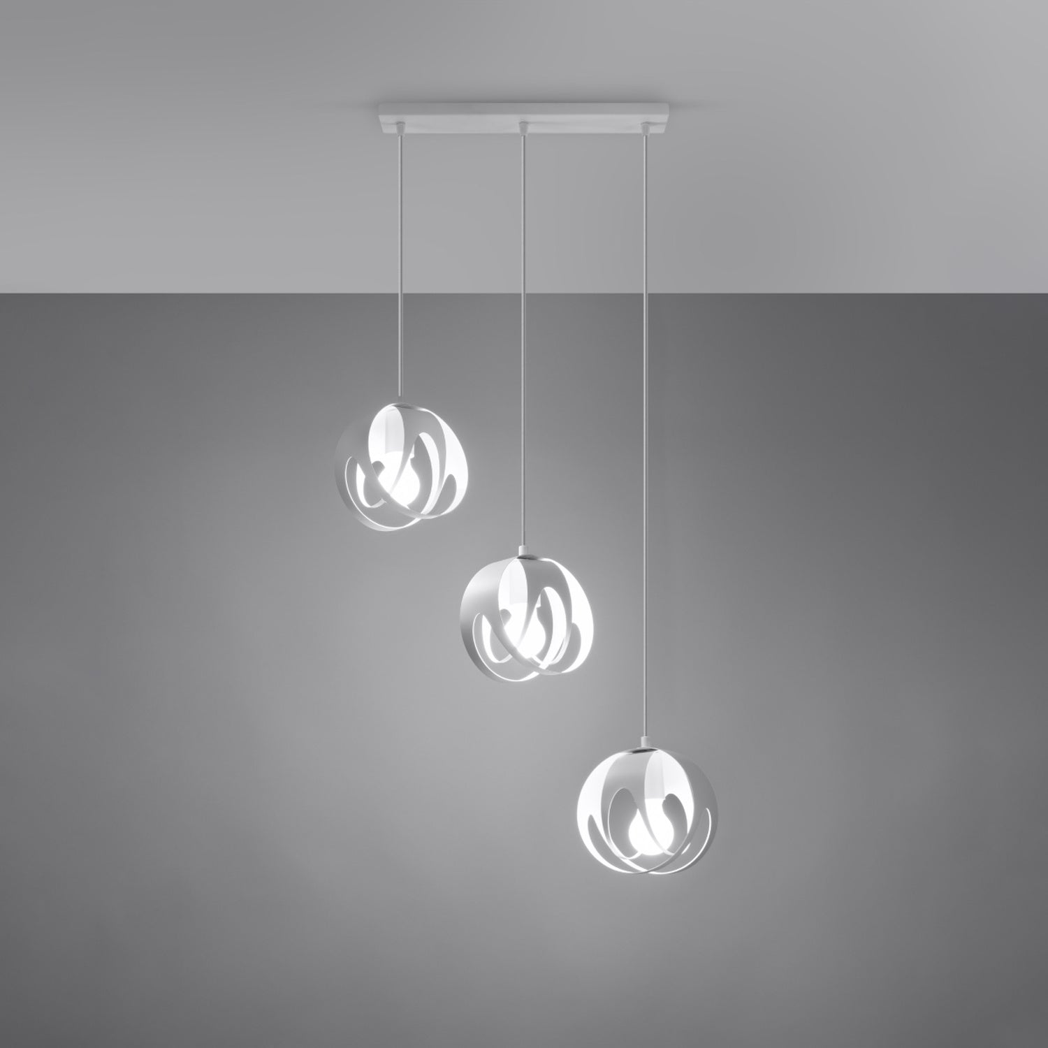 Suspension Tulos 3 en ligne blanc allumé, lumière filtrée par les rubans ajourés