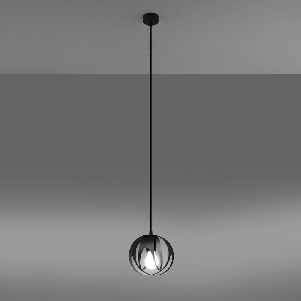 Suspension Tulos noir allumé, lumière filtrée par les rubans ajourés