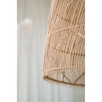 Abat-jour de suspension Twister en rotin naturel 65 cm en situation