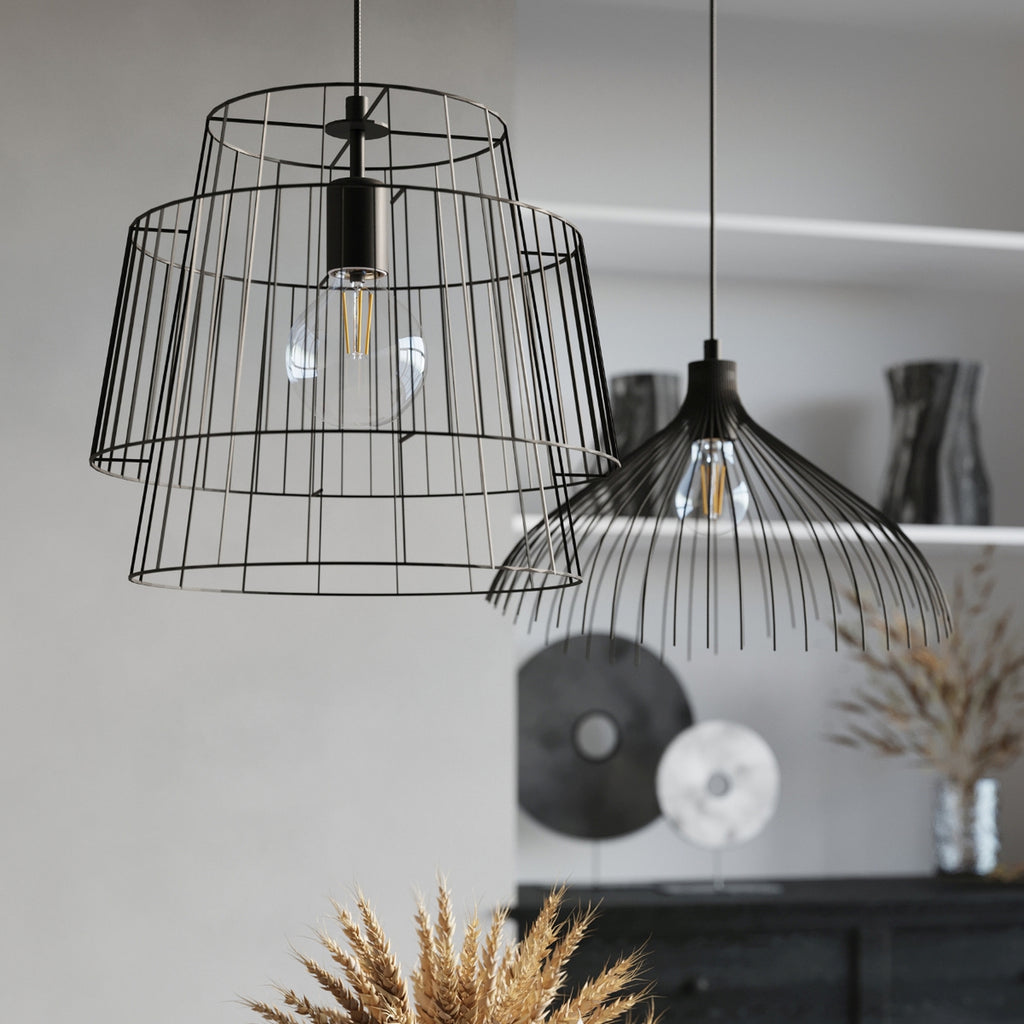 Suspension Umb en métal noir dans un intérieur industriel